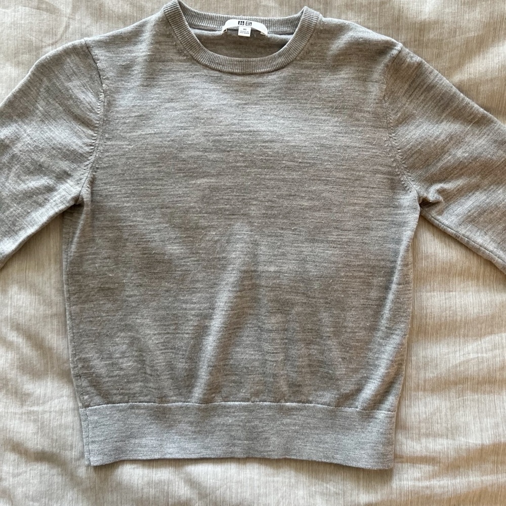 Uniqlo Men's Light Gray Crewneck Sweater